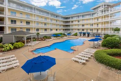 Image de Southside, 2-level condo with big ocean views, balcony, WiFi & on-site pool/gym