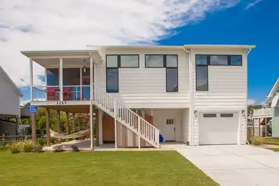 Image de Contemporary home on canal w/elevator, dock, private washer/dryer, central Ac