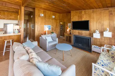 Image de Wonderful cottage w/Ping-Pong Table, WiFi, central Ac, Deck - across from beach