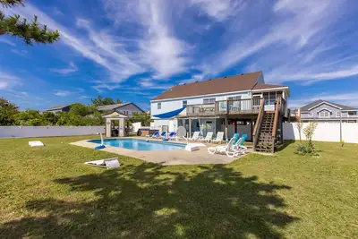 Image de Oceanside beach house with private hot tub & pool, spacious deck, games, W/D, Ac