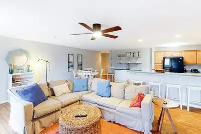 Image de 1st-floor condo 1 block from the beach w/private washer & dryer & shared pool