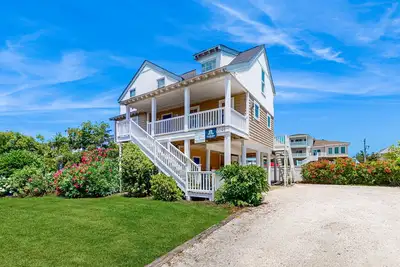 Image de Renovated ocean-side house with pool, putting green, volleyball & beach access
