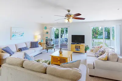Image de 1st-floor Seaside condo 1 block from beach with pool & private deck