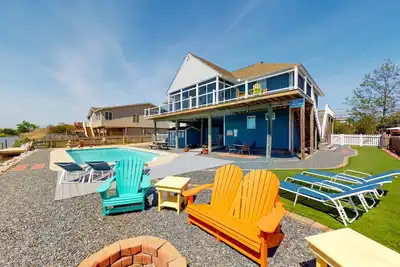 Image de Wonderful home on the bay with private dock and pool, WiFi, washer/dryer
