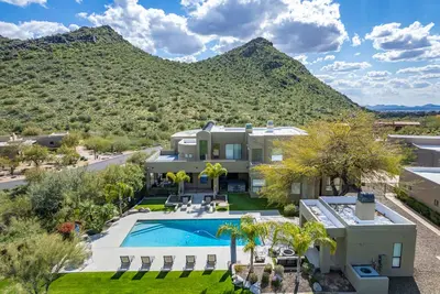 Image de Ultimate Desert Oasis w/Indoor Basketball, Stunning Views, Pool & Putting Green