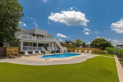 Image de Lovely canal-front home between bay & beach with private pool, dock, & Ac