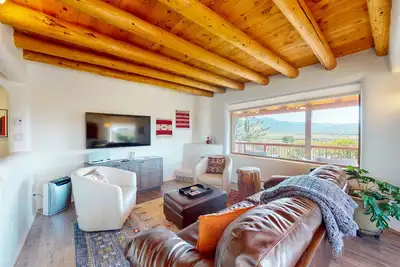 Image de Gated mountain-view gem with tennis, labyrinth, rooftop bar, private hot tub