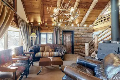 Image de Classic alpine cabin with fast WiFi, enclosed yard, deck, & wood stove - dogs ok