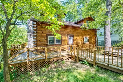 Image de Charming rustic cabin with spacious deck, pool access, and free WiFi