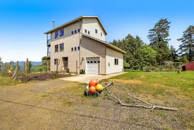 Image de Lakefront escape with water views, grill, wrap-around deck - walk to beach