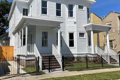 Image de Newly Renovated Historical Mansion Off St. Charles