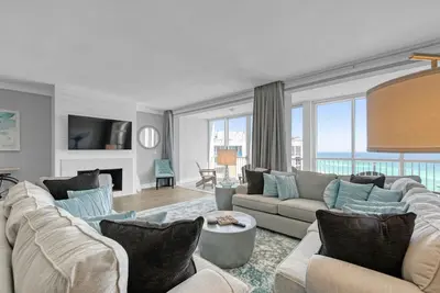 Image de Completely Renovated Luxury 3 Bedroom Beach Front Condo in Destin!