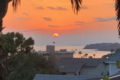 Image de Blocks to Beach, town, Large renovated 3+ Br, Ocean Views!
