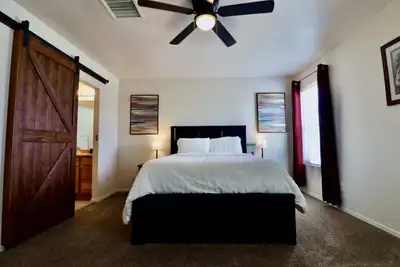 Image de Stunning 3 Br home, cul-de-sac, w/ basketball goal + garage gym