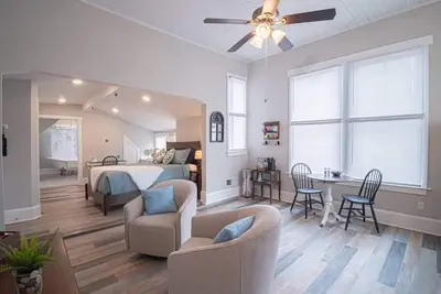 Image de Historic Studio Apartment by Marietta Square!