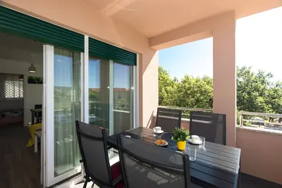 Image de Appartement de deux chambres avec la terrasse Cizici, Krk (A-19405-c)