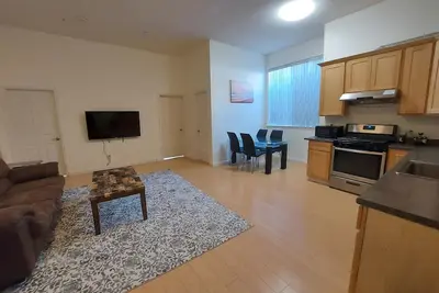 Image de Comfy 2 bdrm 1 bath 3 beds in-law unit w/kitchen
