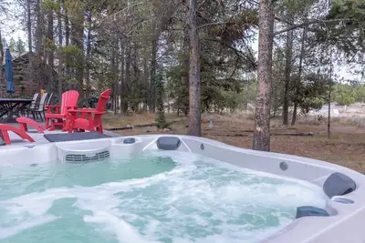Image de Riverview Retreat ~Hot tub ~Fire pit ~1-acre lot ~ Outdoor Dining & Furnishings