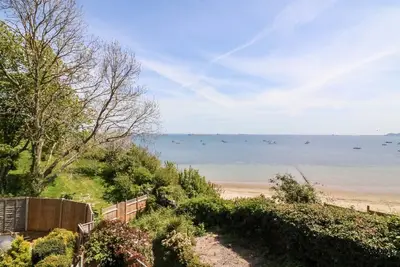 Castle Cove Cottage, pet friendly, with a garden in Weymouth
