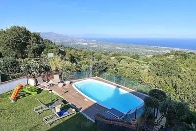 Image de Villa Aves: A bright and cheerful two-story villa located on a hillside, facing the sea, with Free Wi-Fi.