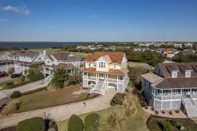 Image de Soundbreeze Sunset: Golf and sound views, hot tub, dog friendly, elevator.