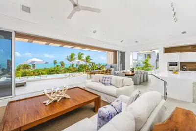 Image de High modern 5 bedroom house with private pool and within steps of the beach