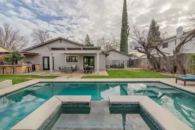 Image de Comfy House W/ Big Pool / hot tub! ! !