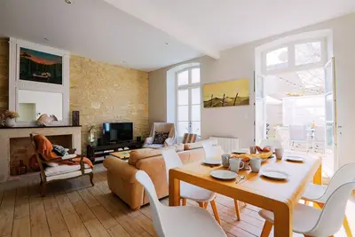 Image de Duplex avec cour - 500 m du port