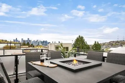 Image de Fifa ready & great Q1 pricing! Incredible 3 story + rooftop is waiting for you!
