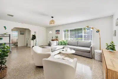 Image de family retreat! steps to the beach. Pets welcome