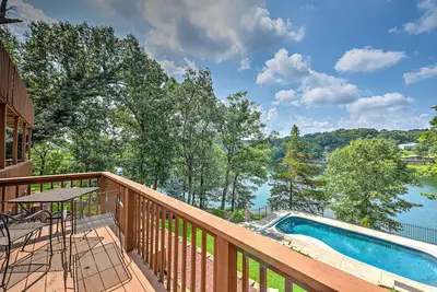 Image de Double Down: Spacious Lakefront Retreat with Stunning Views & Hot Tub