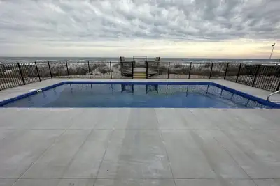 Image de “Shore Thing” at our spacious Beachfront Oasis - East