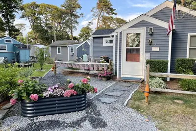 Image de Welcome to On The Hook - Escape to this stunning Cap cottage just a short walk to private beaches.