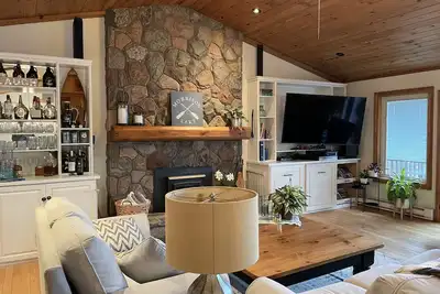 Image de Modern Muskoka Retreat on Morrison Lake – complete with 4 Bdrms & Hot Tub!