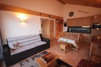Image de 350m des commerces, 3ème étage, vue panoramique, piscine, balcon, parking, télévision, casier à ski