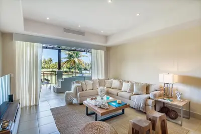Image de Luxurious beachy chic villa at the St. Regis Bahia Beach