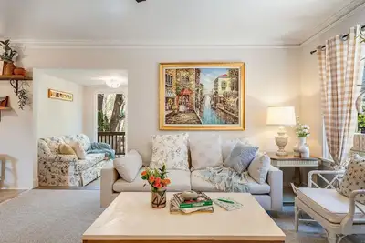 Perch - Brygger Cottage: Magnolia rambler & pet-friendly