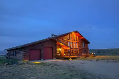 Image de Large cabin with amazing views, mountains, sunsets, and wildlife. \n