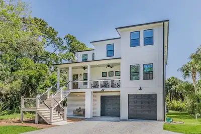 Image de The Byrd Nest Fripp - New Open Floor Plan Short Walk To Beach. Golf Cart, Elevator, Access To Cards, Center Island