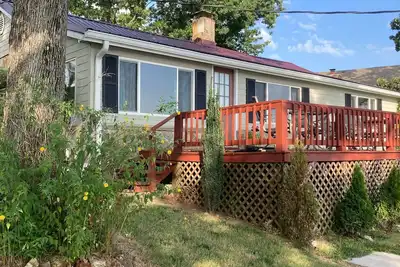 Image de 2 bed 2 bath water front lake home