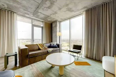Image de Luxe Rainey St High Rise |Pool | 10 miles to Cota