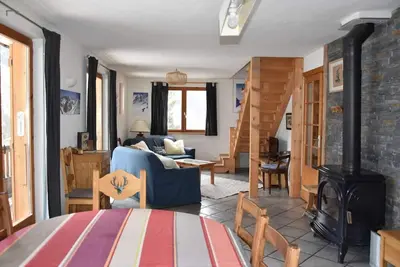 Image de Chalet, 1er étage, terrasse, balcon, cheminée ou poêle à bois, parking, télévision, casier à ski
