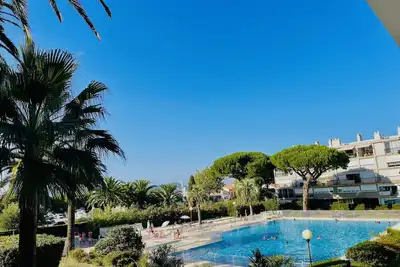 Image de Saint-Tropez Ă pied : Luxueux Appartement avec immense Piscine et vue sur la Mer