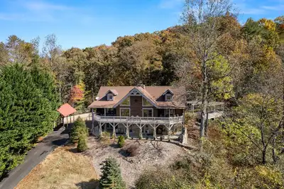 Image de The Lodge at French Broad by Carolina Mornings | Relaxing Hot Tub +Biltmore Pass