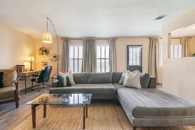 Image de City Haus: Stylish home with King and Wifi 5 minutes to Q2 Stadium, Domain