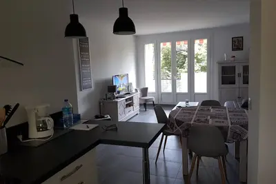 Image de bel appartement dans résidence sécurisée avec jardin ombragé, parking, balcon. . .