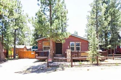 Image de Newer Cabin - very close to lake and Village. With Central  Heat / A/C