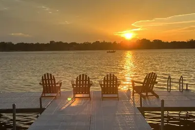 Image de Waterfront home with private hot tub and pier on Lake Elizabeth!