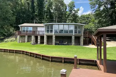 Image de Cozy Lake Front Home with Private Boat Launch/Dock