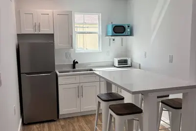 Beach Cottage - 30 seconds to the sand!